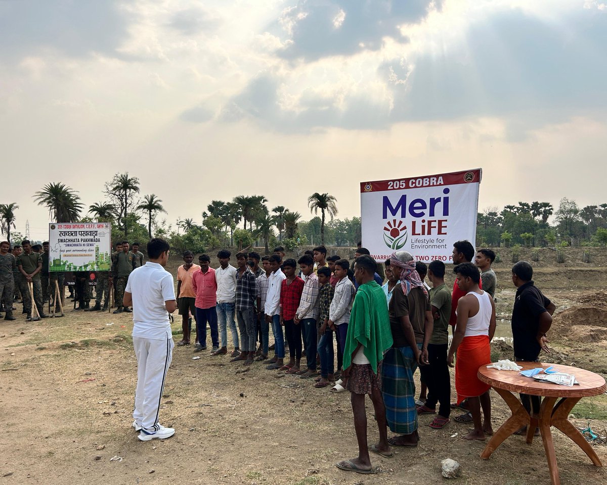 🪴 It is our duty to keep our surroundings clean and green. To that end, we must all exert our best efforts.
Under the aegis of 'Meri Life', Today  @205CoBRA organised a cleanliness campaign at Village Biharipur, Gaya
#MeriLiFE 
@PMOIndia 
@crpfindia 
@PIB_India
@cobrasectorhqr