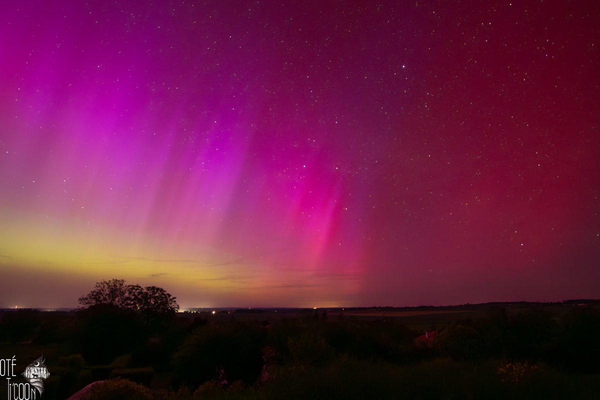 Magnifique! un bol monstre d'assister a ces merveilles de la nature 😍