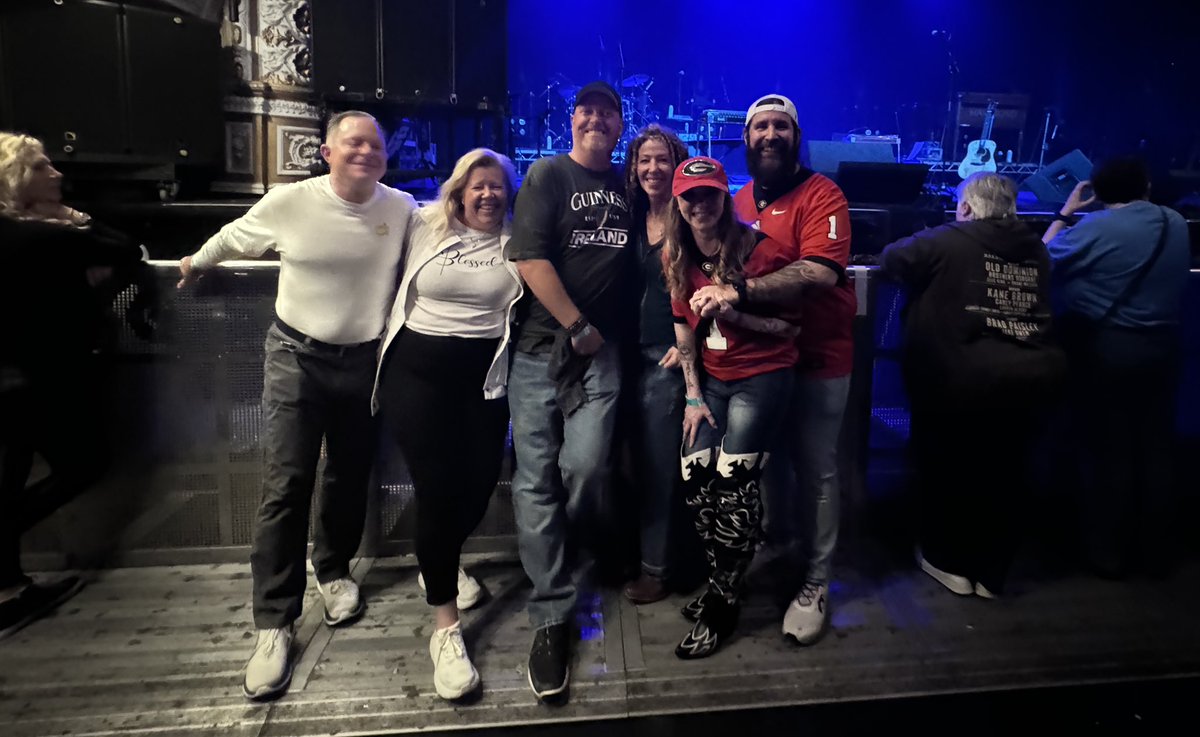 Myself & @NattyDawgs were front & centre for the @dariusrucker concert. We met new friends, got to see up & coming @TylerBoothMusic and I gave Darius a hearty #GoDawgs from #DawgNation (I won’t post his response as my grandad would haunt me cussing) 🤣 #reppin #dublin #country