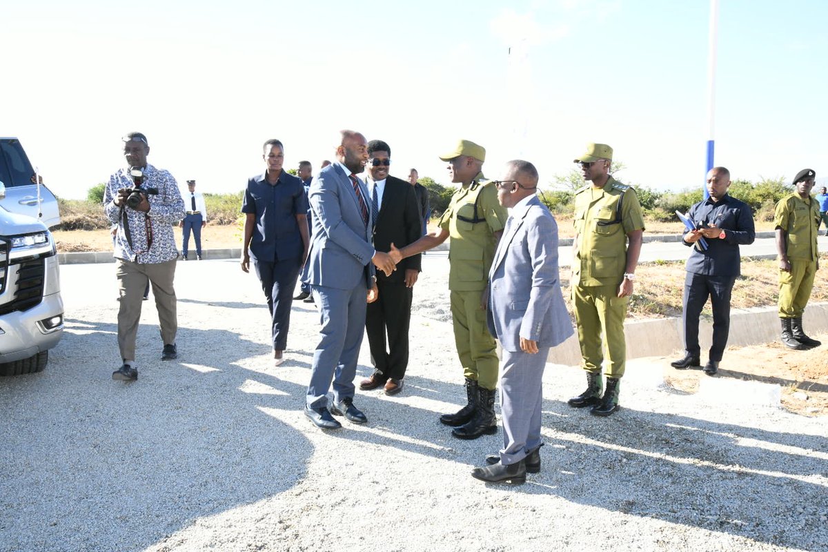 Waziri wa Mambo ya Ndani ya Nchi Mhandisi Hamad Masauni amewasili eneo la Mtumba jijini Dodoma kwa ajili ya kuhudhuria hafla ya Ufunguzi wa Kituo cha Polisi Mtumba Daraja A kinachotarajiwa kufunguliwa rasmi leo na Mhe. Dkt. Philip Mpango Makamu wa Rais