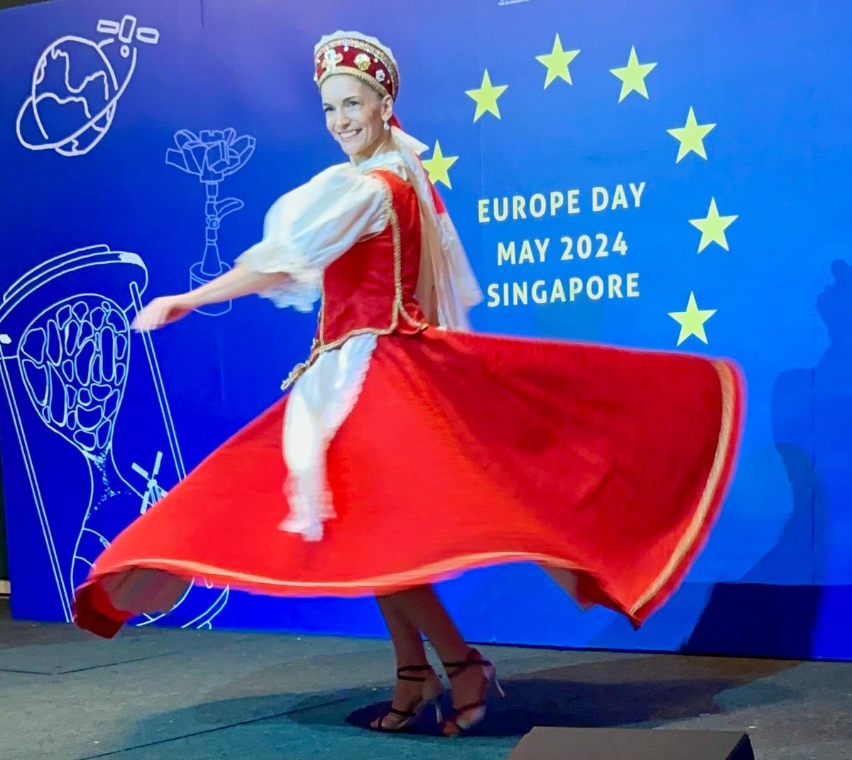 Last night's #EuropeDay reception was a vibrant celebration of unity and diversity, with 🇭🇺 Zsapka Andrea's dance medley from 5 countries that joined the EU 20 years ago & are present in 🇸🇬, including 🇭🇺. A beautiful reminder of how our shared European identity enriches us all