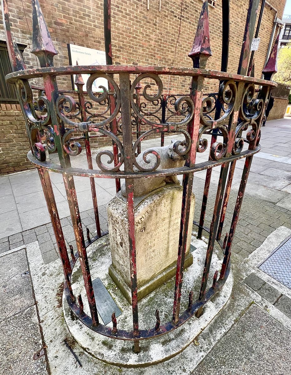 #ferrousFriday - not sure when the metal fence was put round the Whittington stone; the stone dates from 1821 and the cat was added in 1964