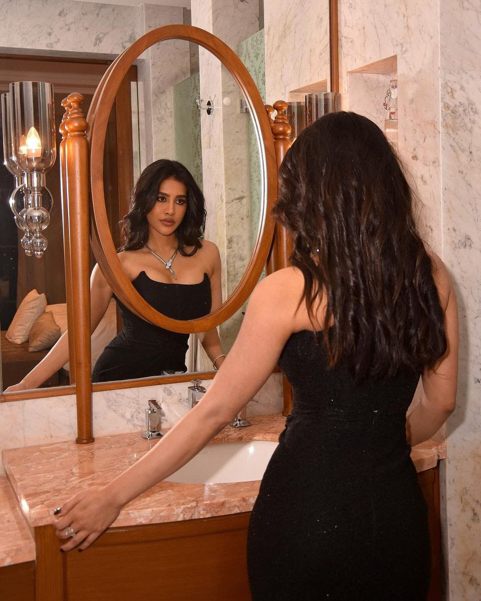 Absolutely mesmerized with @NabhaNatesh latest look! She radiates pure elegance and grace. #NabhaNatesh