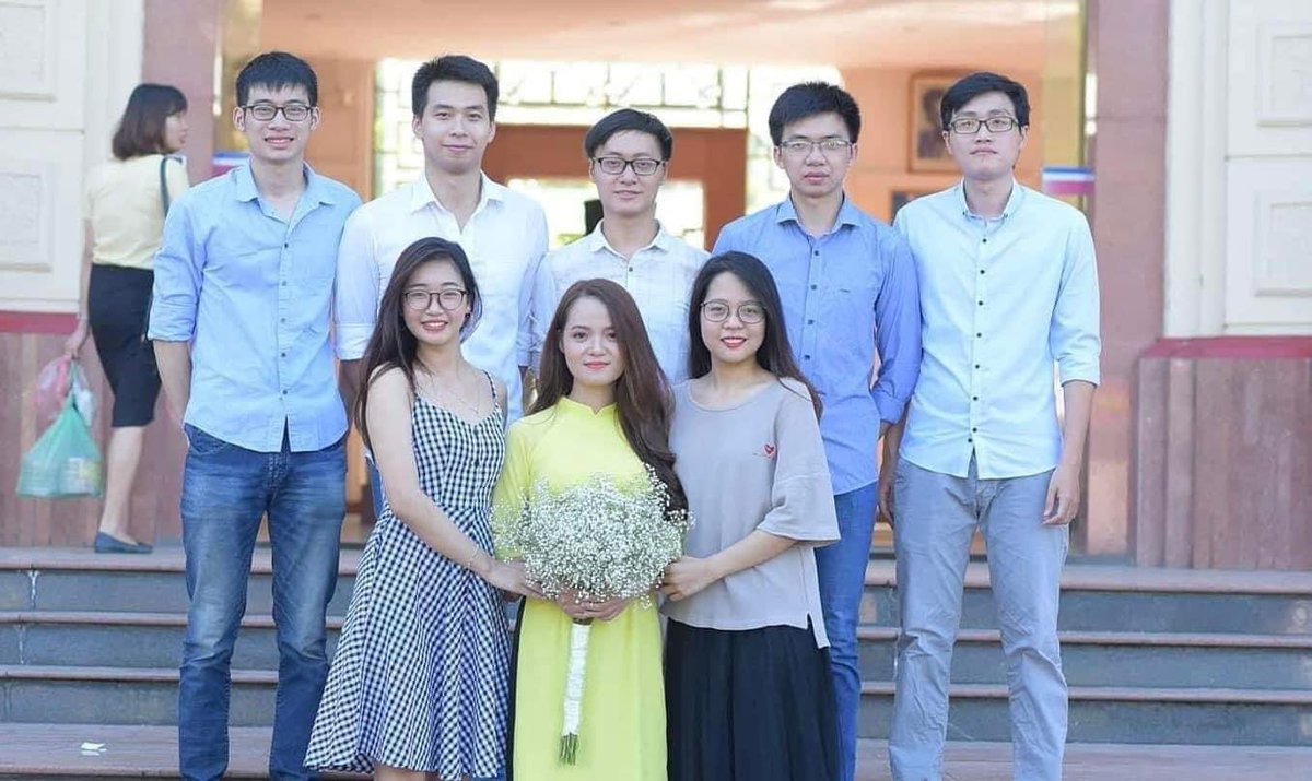 Cunn_19's tweet photo. Thay vì mê muội vào một câu chuyện ngôn lù Trung Quốc, cổ xuý vào thứ tình yêu yếu đuối độc hại của thanh niên Mèo Béo. Thì mình nghĩ dư luận nên biết đến nhiều hơn đến vụ bác sĩ Hoàng Minh Lý - người bị kính cường lực quán cafe The Coffee House rơi vào người vào ngày 20/4/2024. 
Hôm đó bác sĩ Lý ra quán cafe để học tiếng Pháp vì muốn xin học bổng du học thì tai nạn xảy ra. 

Bsi Lý bị đa chấn thương, vỡ nhiều thân đốt sống, tổn thương tủy sống gây liệt hoàn toàn hai chân, gãy nhiều xương sườn gây chấn thương ngực kín tràn máu tràn khí màng phổi hai bên, chấn thương gan độ 4, chấn thương lách độ 2. 

Hiện Bsi Lý đang điều trị tại Bệnh viện Đại học Y Hà Nội, với tổn thương rất nặng nề, thời gian điều trị bệnh kéo dài. Khả năng chị bị liệt hoàn toàn hai chân, chi phí điều trị tốn kém trong khi đó hoàn cảnh gia đình vô cùng khó khăn khi bố làm bộ đội công tác xa nhà, mẹ mắc bệnh U Lympho - một thể bệnh ung thư máu tiên lượng nặng, hiện đang điều trị tại bệnh viện K3.

Một cô gái học giỏi, ngoan ngoãn, cố gắng vươn lên để phấn đấu vì gia đình mình nghĩ xứng đáng nhận được nhiều sự chia sẻ, quan tâm. Nếu không có các bác sĩ đứng lên kêu gọi ủng hộ chắc thương hiệu cofe kia cũng đã bịt miệng truyền thông xong rồi. 
 Hiện nay chi phí điều trị cho bác sĩ Lý tạm tính khoảng nửa tỉ đồng. Ni mong mọi người cùng đồng hành hỗ trợ bác sĩ Lý vượt qua biến cố này. 

Mọi sự hỗ trợ xin được gửi về số tài khoản của bác sĩ Lý: 

STK 1221985791
Ngân hàng BIDV
Chủ tài khoản: Hoàng Minh Lý.

Có thể liên hệ bác sĩ Phan Văn Tân, hội trưởng Hội đồng hương Nghệ An Trường Đại học Y Hà Nội, nơi mấy ngày qua đã trực tiếp hỗ trợ và đứng ra kêu gọi mọi người giúp Lý. SĐT bác sĩ Tân 0349251769.

Cảm ơn mọi người thật nhiều ❤️.