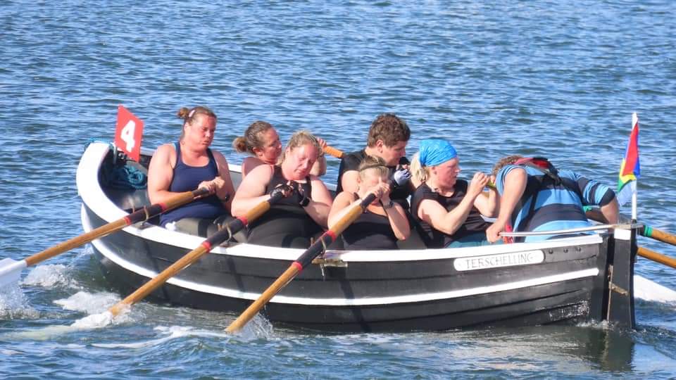 BoerinNeeke's tweet photo. "We zijn er niet eerder dan half 7 hoor." En dan er gewoon "maar" 3 uren en 50 minuten over doen, waardoor iedereen hard hollend naar de haven moest om kwart voor 6 😅 #lekkergeroeid #htrace https://t.co/rQjJUrVSpi