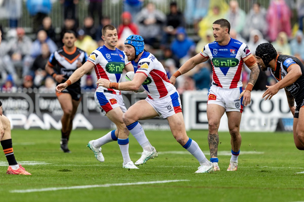 Newcastle have secured their third win on the trot without skipper Kalyn Ponga, toppling the Tigers 20-14 in a dour clash in a torrential Tamworth. MATCH REPORT ▶️ bit.ly/44FGDT2