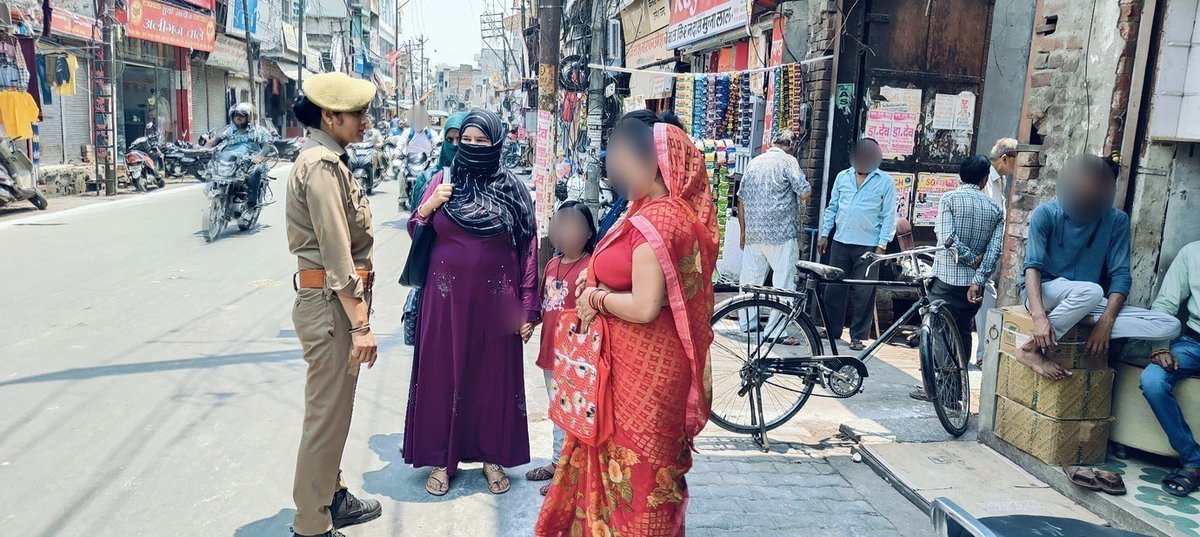 पुलिस अधीक्षक Vikashk2u के निर्देशन में कोतवाली फर्रुखाबाद महिला सुरक्षा विशेष दल द्वारा महिलाओं व बालिकाओं को हेल्पलाइन नंबर 1098/181/112/1090/1076 व महिला सम्बन्धी अपराधों के प्रति जागरूक किया गया। #MissionShakti #MissionShaktiUP