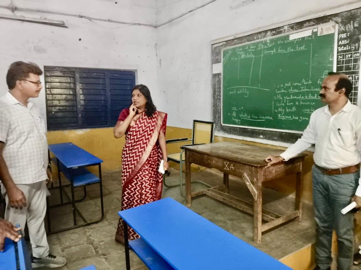 DEO_Bhadradri's tweet photo. The District Collector inspected the strong room and webcasting monitoring room in Yellandu constituency. https://t.co/RTLyWbcqwI
