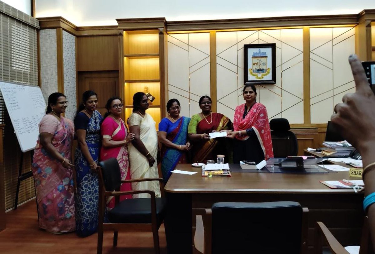 #GCC appreciates #TheChennaiSchool in Rangarajapuram, and Canal Bank, and DC Education, Ms. @SharanyaAri handovers a cheque of Rs.1 lakh for an outstanding 100% pass rate in SSCL board exams to the HMs.

#ChennaiCorporation
#HeretoServe