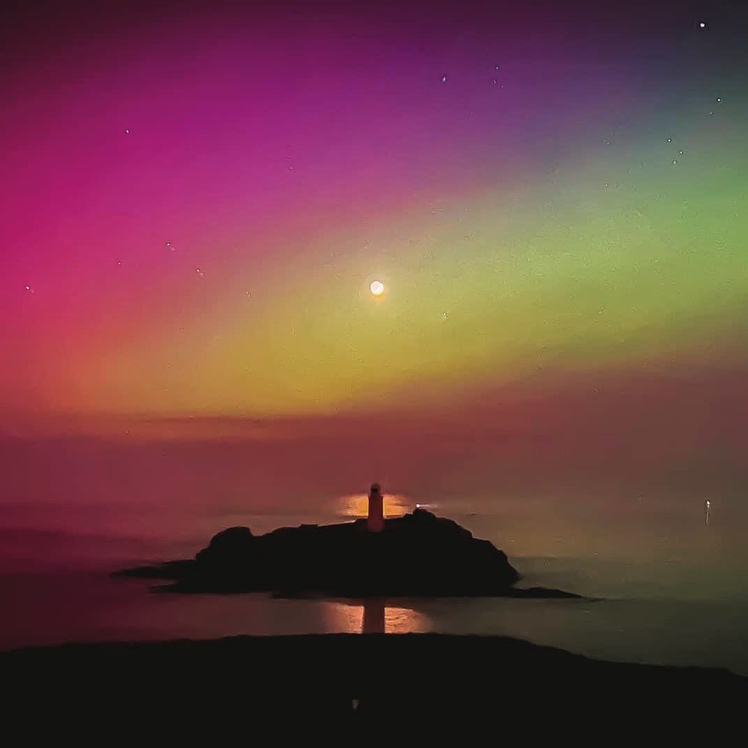 The Northern Lights over Godrevy in Cornwall (10th May 2024)

📸 Ed Rhodes-McClean

#northernlights #uk #cornwall
 #Cornwall #freemap #touristmap #vacation #travel #tourism #holiday #freemapsofcornwall #touringcornwall #visitcornwall #mycornwall #lovecornwall #visitbritain