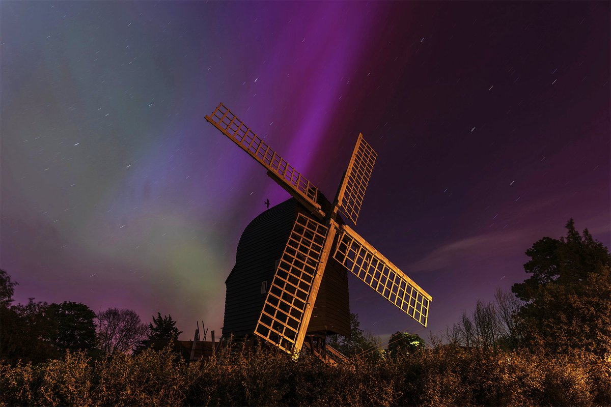 Aurora from Chinnor Windmill, South Oxfordshire. @aurorawatchuk @BBCSouthWeather