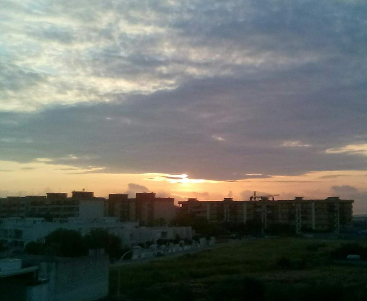 L'alba é sempre un istante magico dove tutto può succedere. Anche vedere un concentrato di nuvole con dentro il sole che spunta all'orizzonte. #11maggio #ComeNuvoleNellAria su #VentagliDiParole 📷 __Mia__