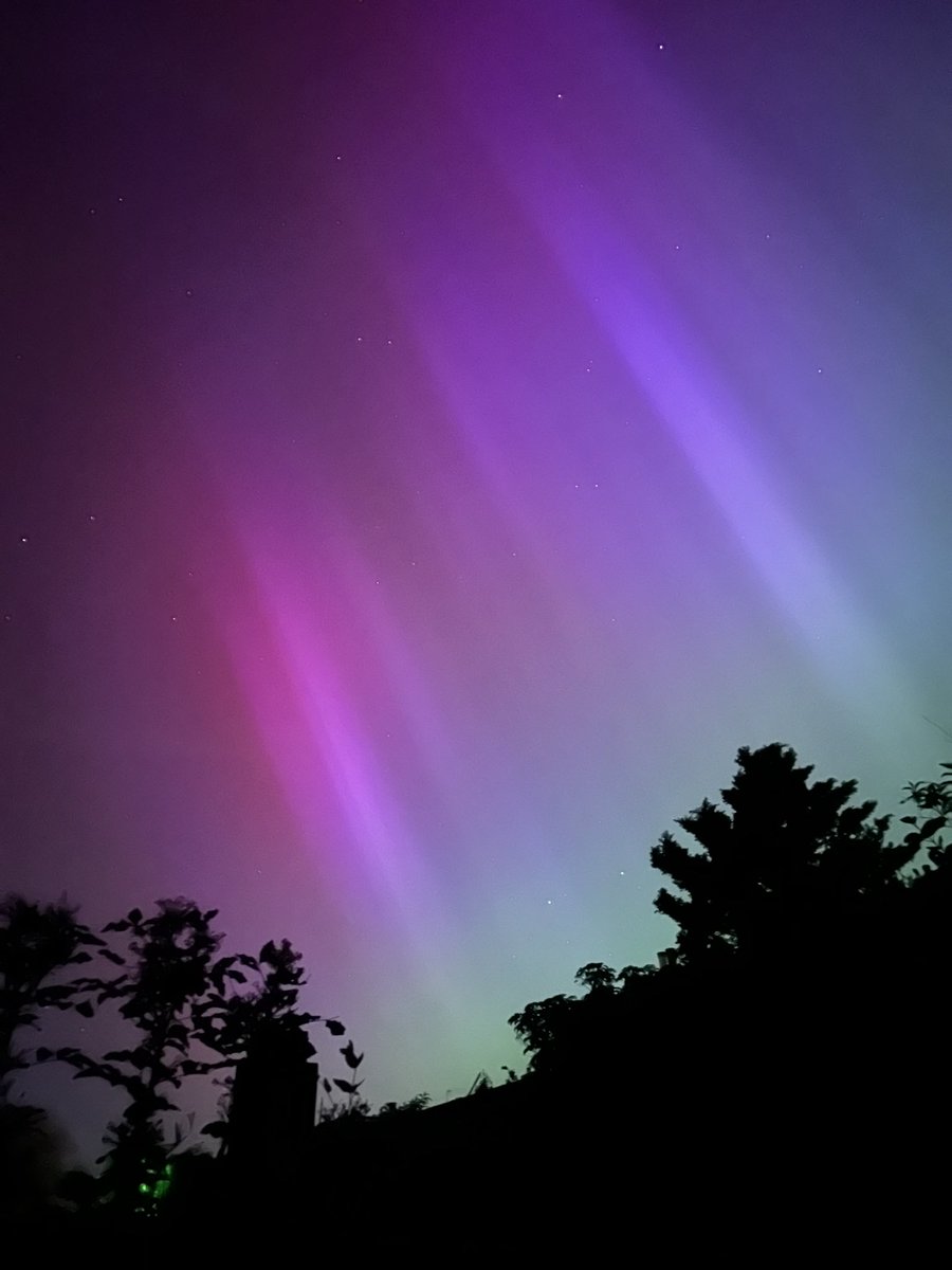 @SimonOKing @BBCBreakfast Stunning display over Reigate, Surrey last night #aurora