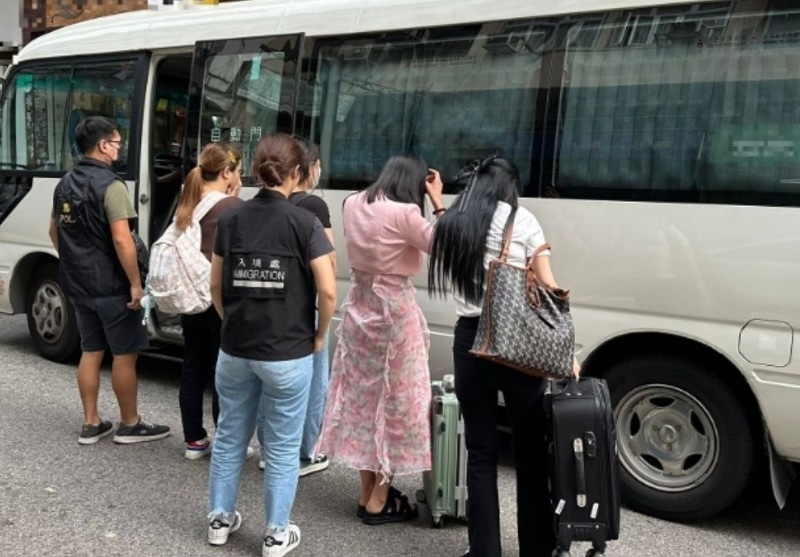 香港警方9日下午约3时在大埔大埔墟及上水石湖墟一带街道及多个单位展开代号“火石”（FLINTSTONE）的扫黄行动，在大埔靖远街、广福坊、怀仁街、上水巡抚街、新康街及新丰路的单位内拘捕共19名年龄介乎28至49岁的内地女子，涉嫌“违反逗留条件”。被捕的19名女子现正被扣留调查，稍后将交由相关部门跟进。