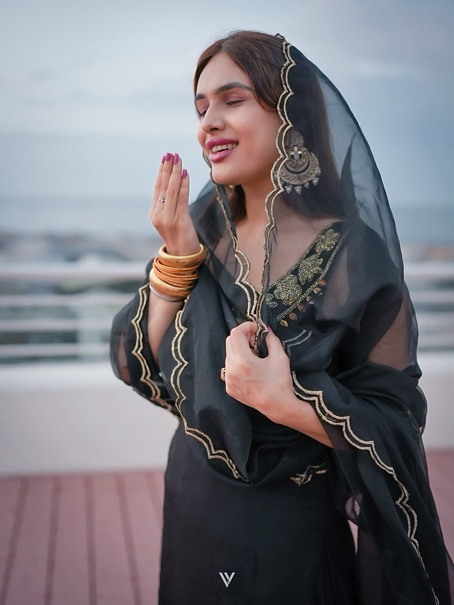 Heeramandi 🎥 Effect 😍✌️
:
#Heeramandi #effects #blacksuit #desilook #desigirl #desifashion #indianlook #indianbeauty #salam #fashionista #fashionblogger #dubai #uae #nehamalik