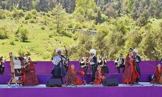 #GADTB Bu gün #Xarıbülbül Beynəlxalq Musiqi Festivalının açılışı olacaq.
Heydər Əliyev Fondu və Azərbaycan Mədəniyyət Nazirliyinin təşkilatçılığı ilə mayın 13-dək davam edəcək festival Şuşa şəhəri ilə yanaşı, həm də Laçın şəhərində keçirilir.