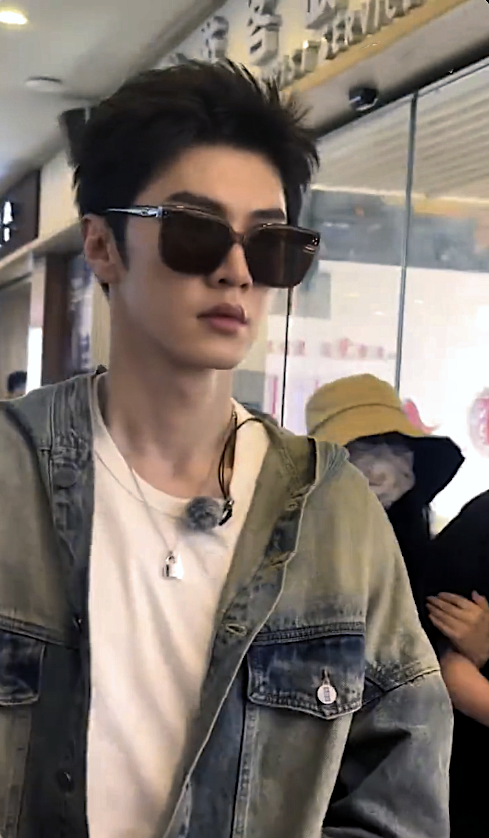 YuanBaoMX's tweet photo. super handsome&amp;cool!!!🔥🥰🥰💙💙
🧳《旅行任意门》🧳

#TravelAnyDoor #ChenZheyuan #陈哲远 #TheWhiteOliveTree #DarkNightAndDawn #Shiseido #LuckinCoffee #魔方新世界 #RubiksCubeNewWorld #MagicCubeNewWorld https://t.co/xEGxP8Luq0