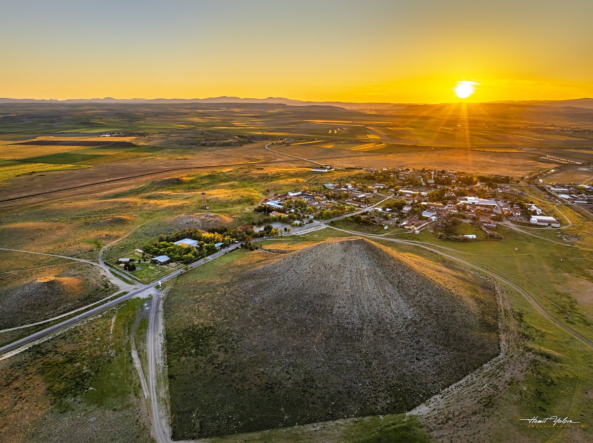 Günaydınlar mutlu hafta sonları diliyorum 🧡☕️🌿  Yassıhöyük, Kral Midas'ın mezar odasının olduğu Tümülüs'den gün batıyor.Şirin Yassıhöyük kasabası, etraftaki onlarca irili ufaklı tümülüsler ve az ilerde Gordion antik kentinin kalıntılarının olduğu ören yeri ve Müze.Daha ne olsun