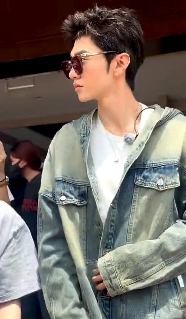 YuanBaoMX's tweet photo. super handsome&amp;cool!!!🔥🥰🥰💙💙
🧳《旅行任意门》🧳

#TravelAnyDoor #ChenZheyuan #陈哲远 #TheWhiteOliveTree #DarkNightAndDawn #Shiseido #LuckinCoffee #魔方新世界 #RubiksCubeNewWorld #MagicCubeNewWorld https://t.co/xEGxP8Luq0