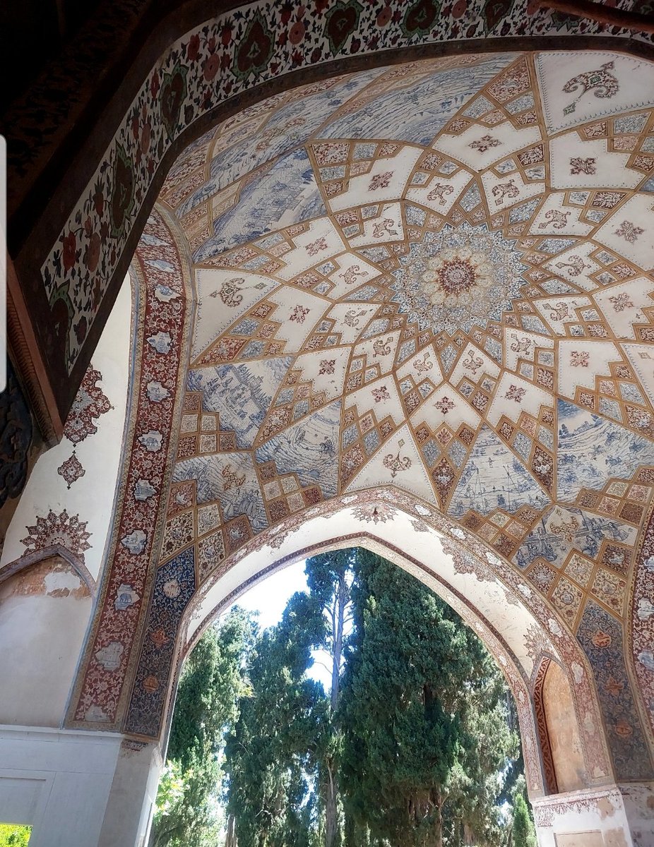 🪽

چیست این سقف بلند ساده ی بسیار نقش

زین معما هیچ دانا در جهان آگاه نیست

#کاشان