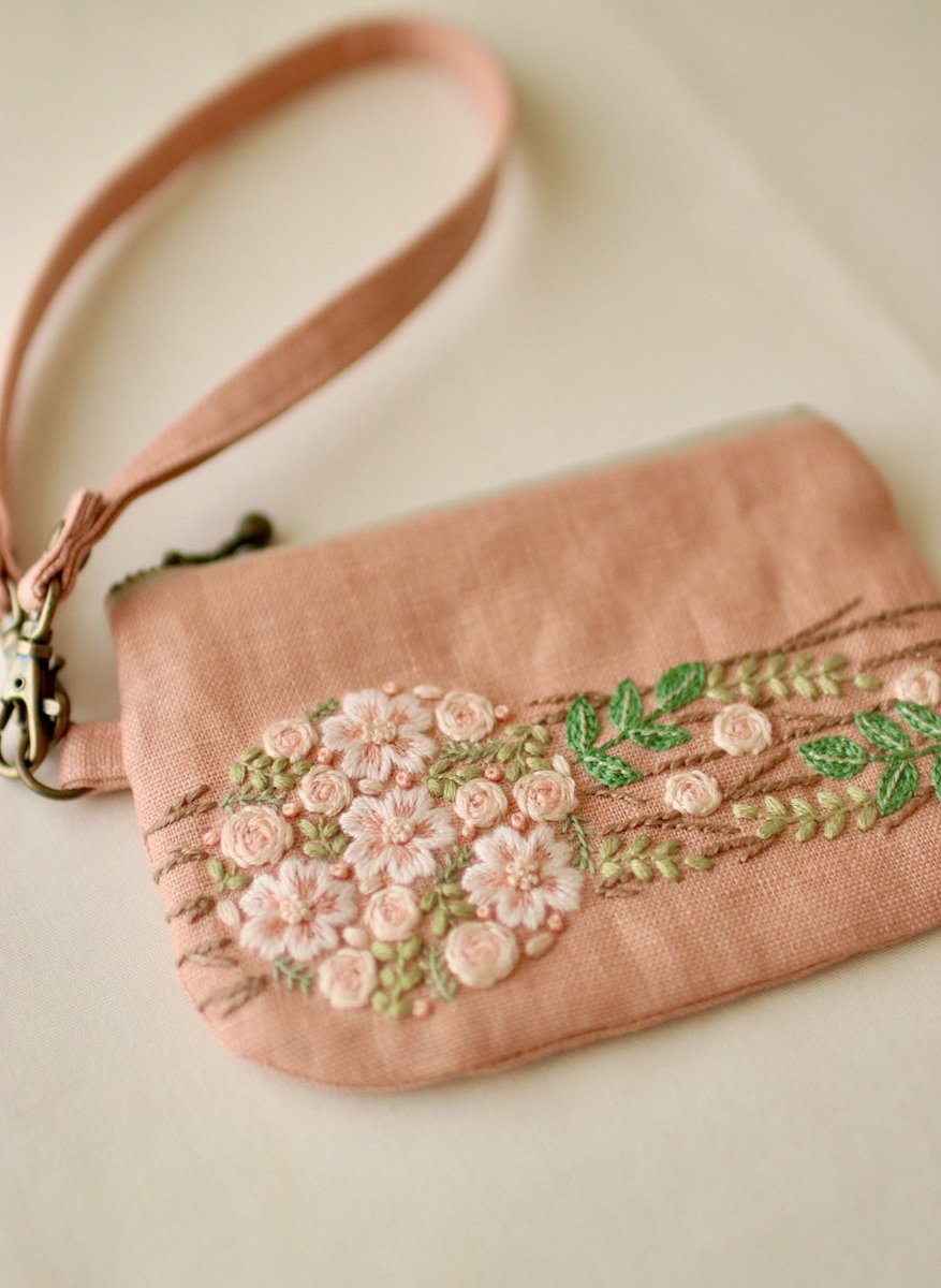 少し長めのストラップが、 取り外し出来ます。 コイン🪙、キー🔑、アクセサリーなど💍、 大切なものの保管場所に、、、。 『yulaのリース  植物刺繍と過ごす12ヶ月』 より、、