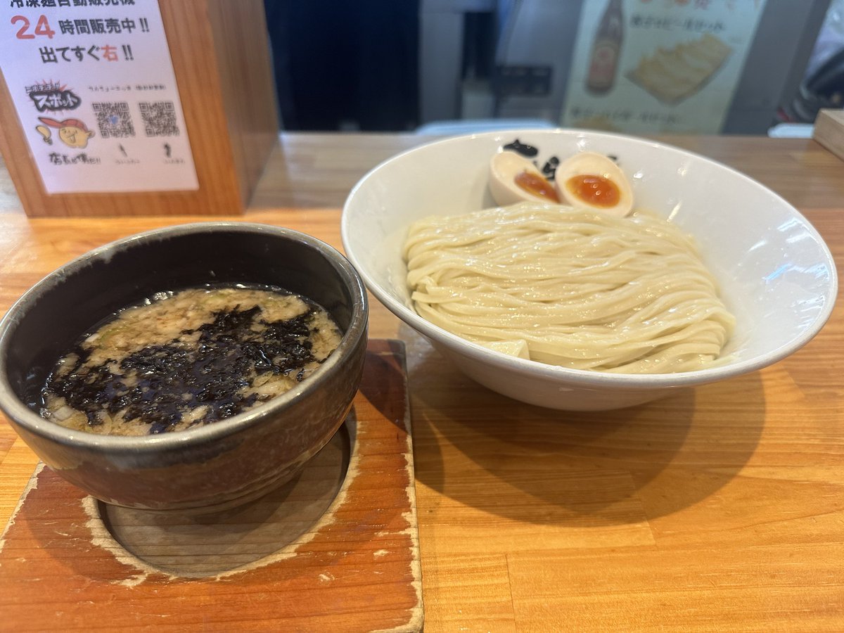 shin37step's tweet photo. 今日はニボチャチャ‼︎ラーメンあらき軒さんで
ニボチャチャ‼︎つけ麺を頂きました。
ひさびさのレギュラーメニュー
自家製麺とスープがバランスよく美味しい🤤
あらき軒さんの麺、ほんとに旨い

＃ラーメン
＃つけ麺
＃ニボチャチャ
＃煮干し
＃背脂
＃自家製麺
＃岐阜 https://t.co/rerDyN6zo5