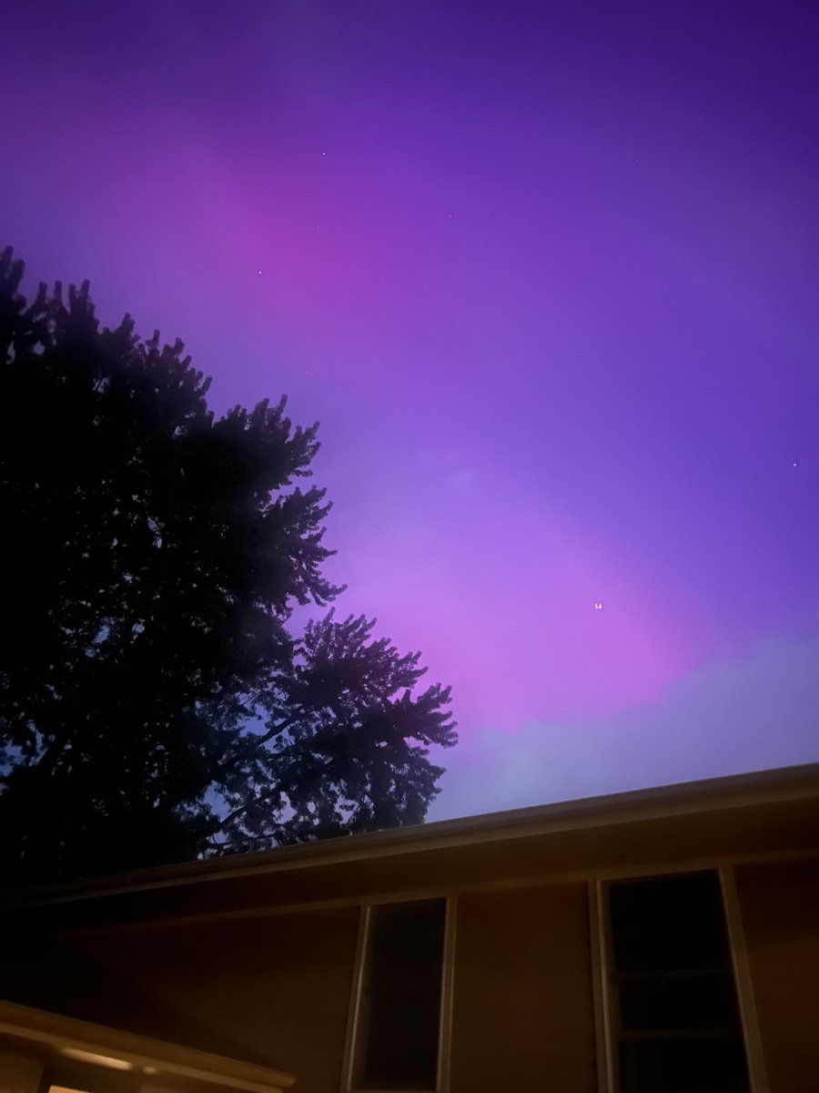 MKTernberg's tweet photo. Northern lights over Geneva, IL right now! https://t.co/rKqi6rATwe