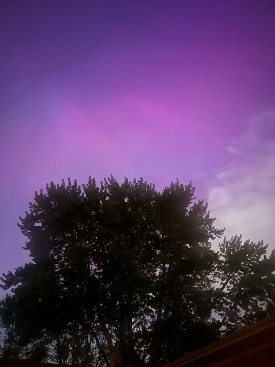 MKTernberg's tweet photo. Northern lights over Geneva, IL right now! https://t.co/rKqi6rATwe