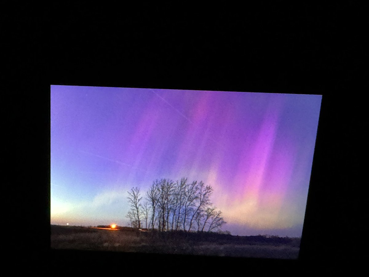 Incredible aurora ongoing northeast of Florence, South Dakota! #sdwx #aurora