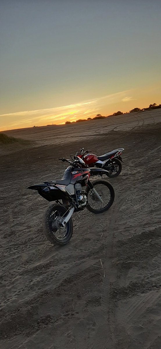 ᴇʟ ᴅᴏꜱ ʏ ᴍᴇᴅɪᴏ®️
#honda #glh #xr250 #tornado 
#playa #Atardecer #medanos