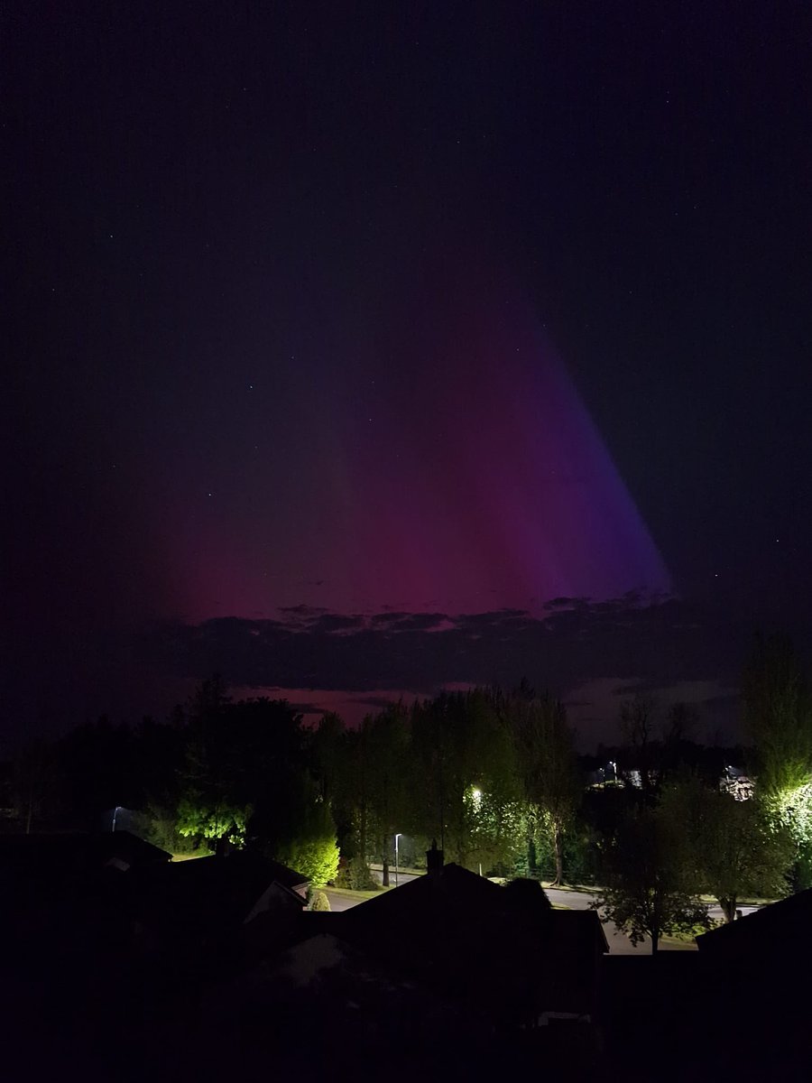 Apparently the #NorthernLights can be seen tonight from my house in #Ireland. 🥰 (Picture courtesy of my Mam 📸)
