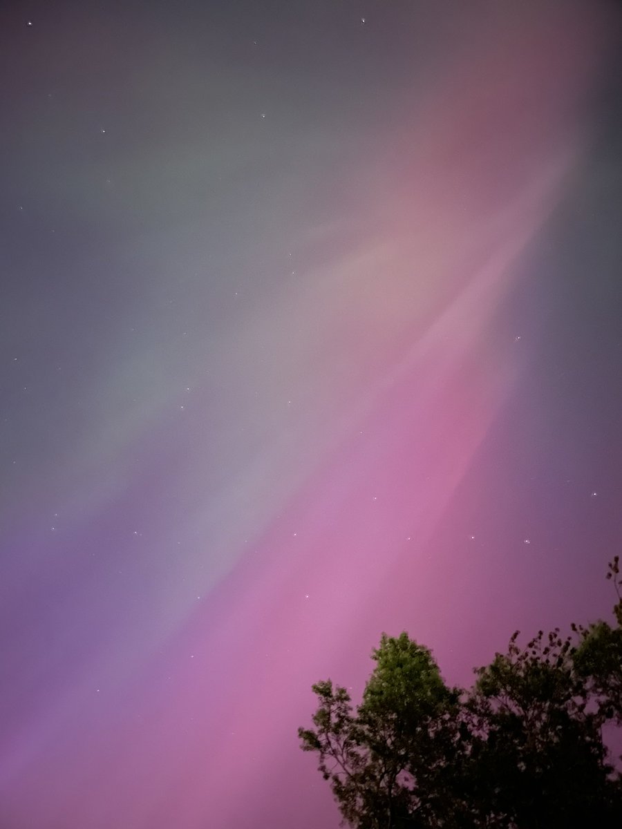 As if your timeline didn’t have enough aurora pics, here’s something I didn’t think I’d see in southern Connecticut. Wow!