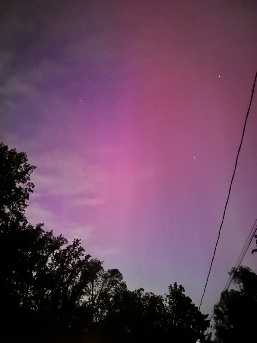 favelamarek's tweet photo. Some pics of aurora borealis from tonight. Looks like I won’t have to travel to Norway now https://t.co/cAlUnKRndD