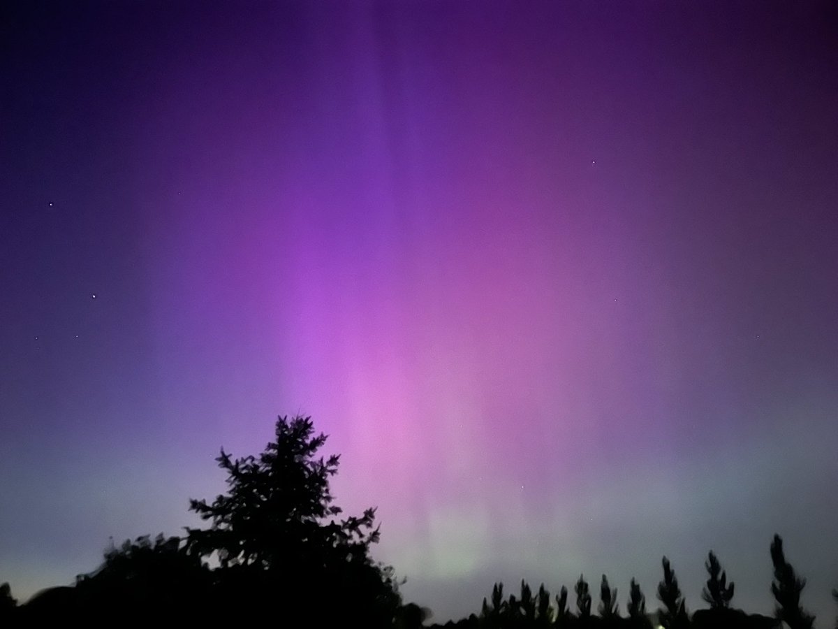 Ok #UNLGeographyFam… let’s see those #Auroraborealis #NorthernLights pics!! Here’s now south of #LNK.