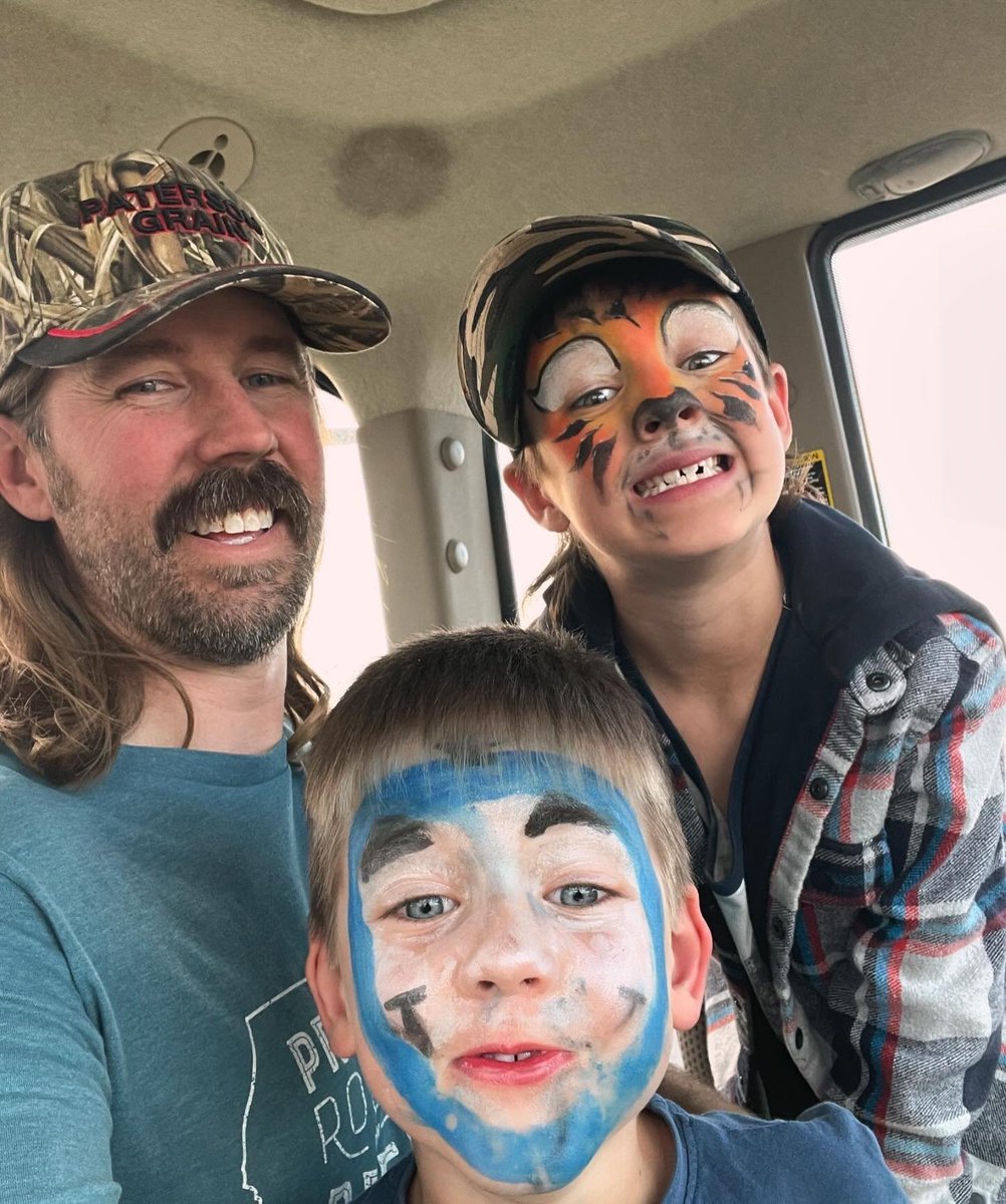 drewgregory_'s tweet photo. Day out with Thomas ๐ , night out with Dad ๐
#thomasthetrain #johndeere #thetractor https://t.co/Jg8EB76Sdk