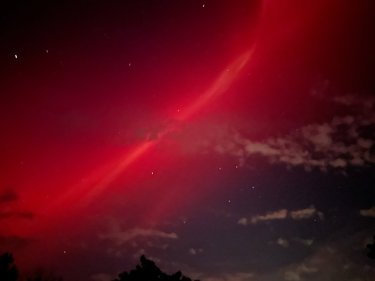 rawsalerts's tweet photo. 🚨#BREAKING: Look outside now! The Northern Lights are currently visible across the United States as an extreme G5 geomagnetic storm is taking place. As People in parts of Southwest Florida, Houston, Texas, and other areas in the US, including family members who took these photos in Sulphur, Oklahoma, are currently witnessing them