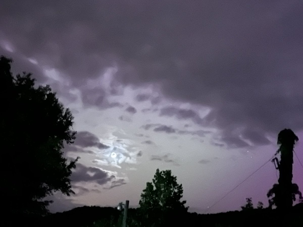 ShellSevenfold's tweet image. Seeing the Aura from my house tonight in Virginia anyone else seeing it?