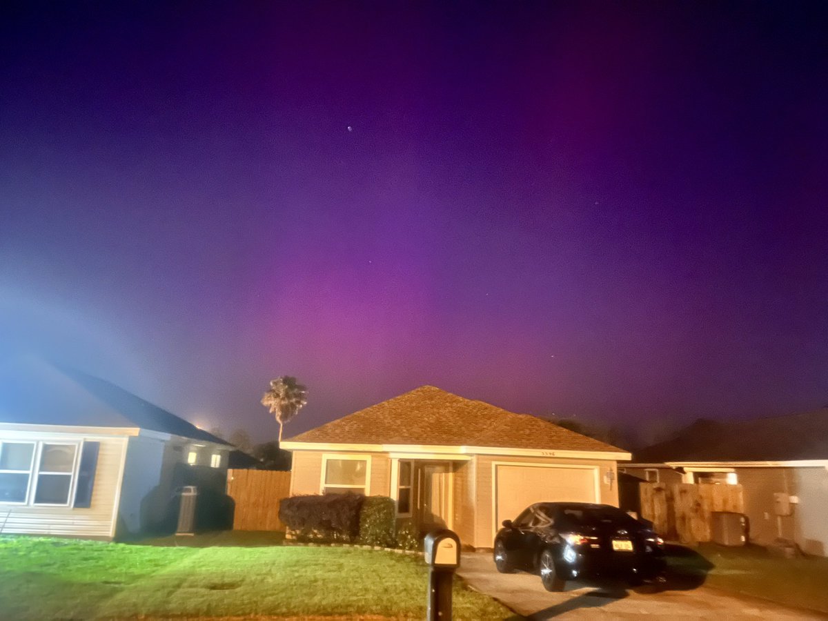 Aurora seen all the way down to the Gulf Coast. My mom took this photo outside in Pensacola!!!! @NWSMobile