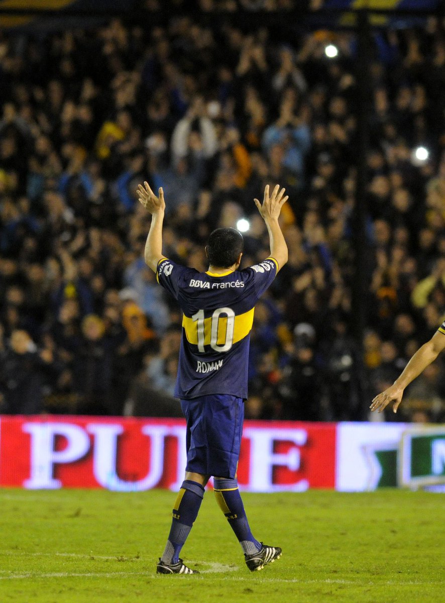 Ya 10 años de la última función de Román en el club de sus amores. No lo dejaron retirarse en su casa, pero años después el tiempo acomodó todo y se cobró la venganza, ganándole al poder sabiendo que el verdadero poder es que te lo quieran y nadie es más querido que él en Boca.