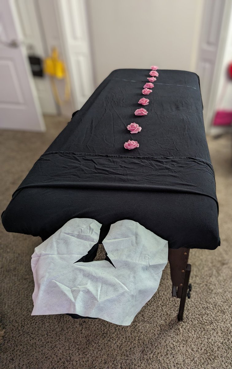 I just gave an amazing mom a nice relaxing Swedish full body massage that included lavender oil scented pink roses 🌷🌷🌷 #mothersdayspecial #massageday #relaxationtime #selfcareformoms