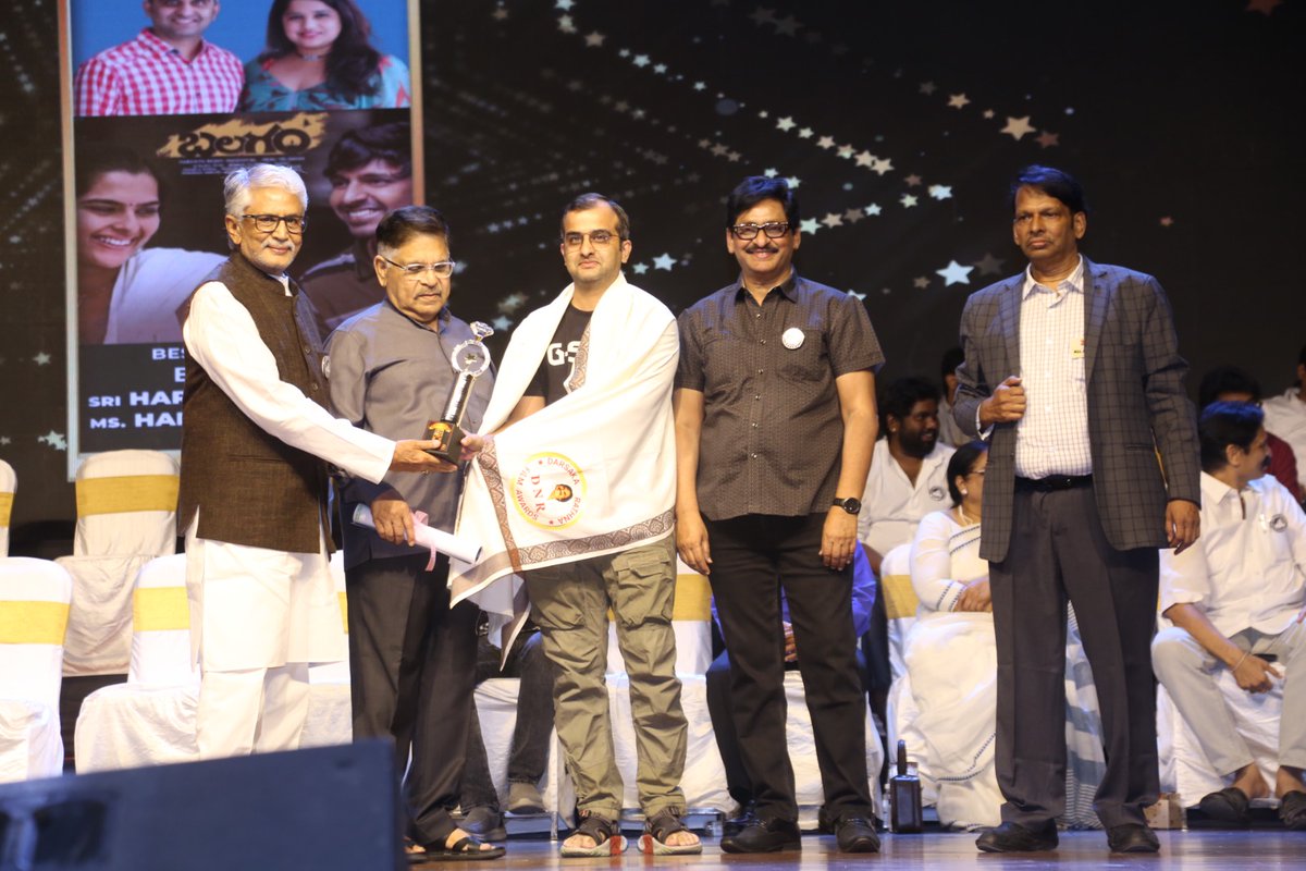 #Balagam continues to capture MASSIVE moments ❤️

In the midst of esteemed people, #Balagam wins the Darsaka Rathna DNR Film Awards for Best Family Film Category! ✨

@PriyadarshiPN @VenuYeldandi9 @KavyaKalyanram @dopvenu @LyricsShyam 
@DilRajuProdctns @HR_3555 #HanshithaReddy