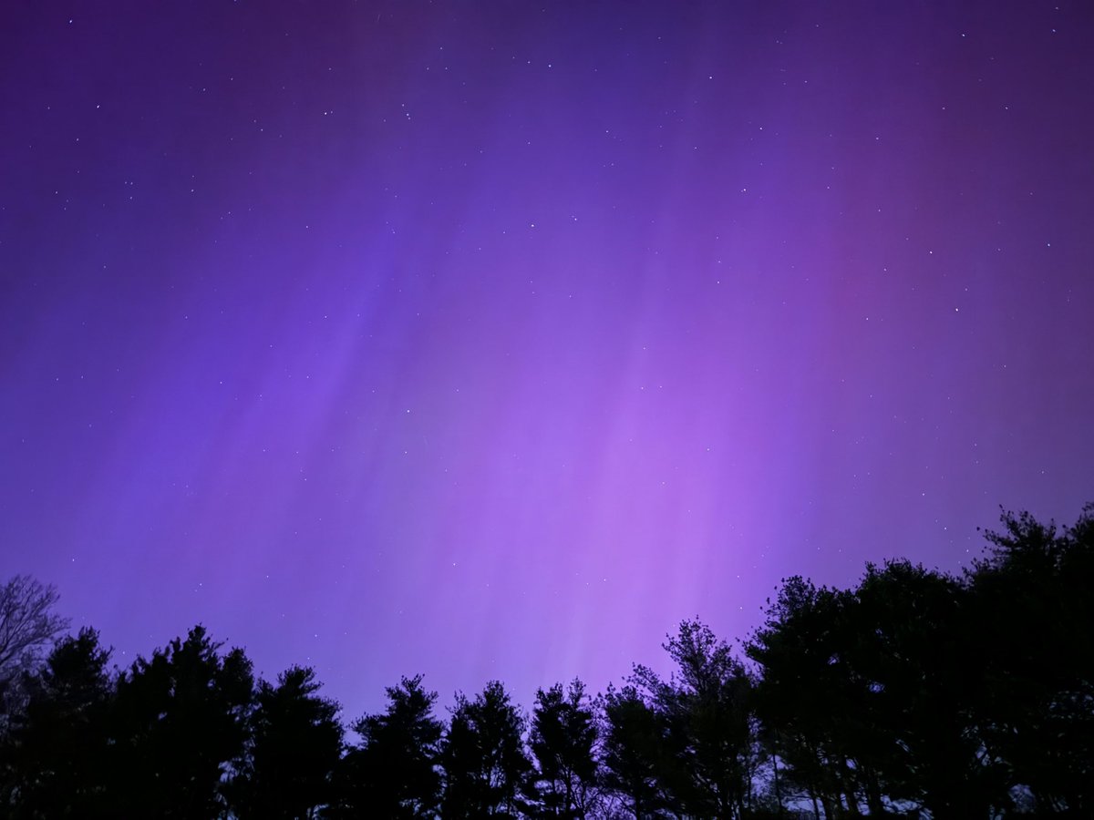 Bro the Aurora is on 🔥 tonight in Maine!

(I’ve never seen these before. I’ve always wanted to. If you live up north, look up tonight! Thanks @therealduckie & @Ph1LzA for alerting me to them!)