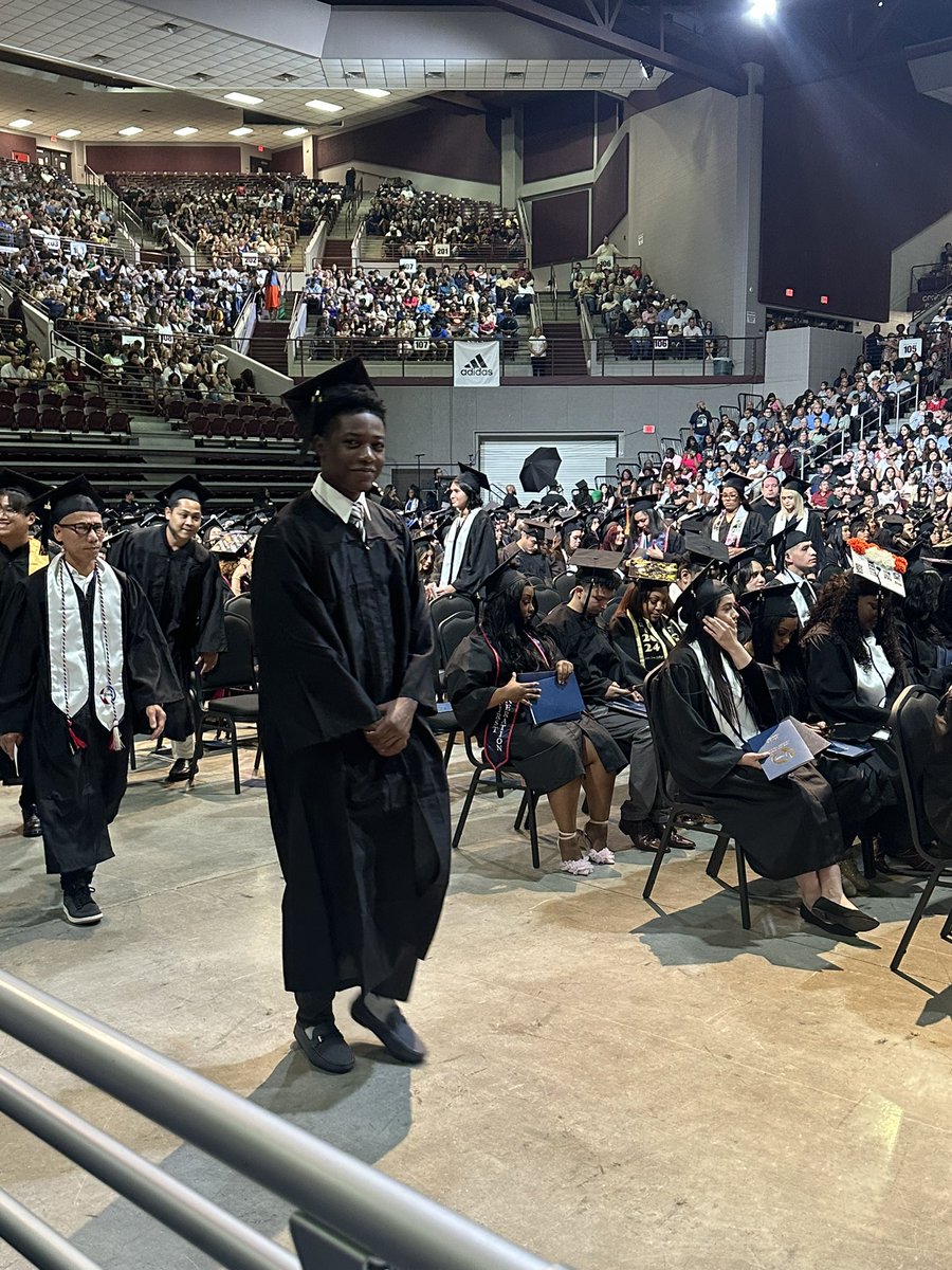 Congratulations on receiving your Associate Degree! Our scholars Are Ready for Life After Nimitz! We are so proud of our students. 💙💛 @NimitzHS_AISD @Aldine2College @Counseling_AISD #GreatThingsHappeningAtNimitz