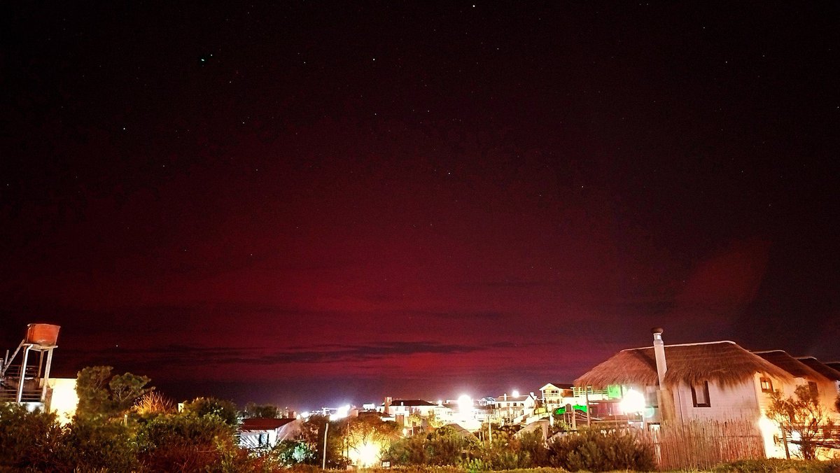 metsul's tweet photo. 🔴 AGORA | Aurora austral em Punta del Diablo, Uruguai, poucos quilômetros do Chuí. Não temos imagens, mas o tempo permitindo deve ser possível ver as auroras no Chuí e Santa Vitória do Palmar (Brasil). Jamais imaginamos escrever algo assim. É extraordinário! 📷 @adrianagiglio59 https://t.co/MJKdD1PvPK