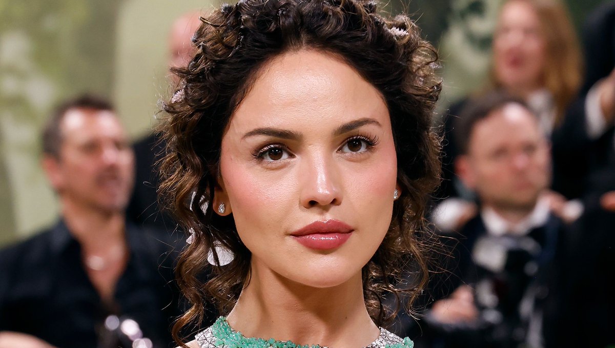 Eiza González reveló cómo transformó su rostro para la Met Gala 2024 sin cirugía 😏 (📸 Getty) 👉acortar.link/JaUU1W #Celebrities
