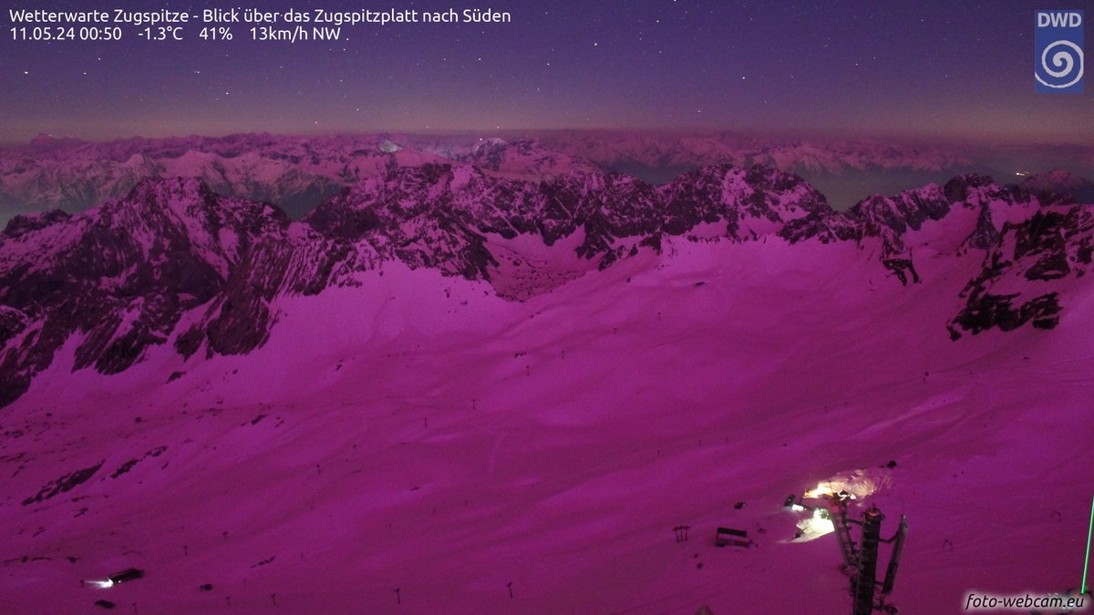 DWD_presse's tweet photo. Die Alpen erstrahlen in Pink. Unsere DWD-Webcam auf der Zugspitze zeigt, wie der dort noch reichlich vorhandene Schnee das #Polarlicht reflektiert. Mit freundlicher Unterstützung von https://t.co/WZCTw4qbTV. https://t.co/nbQFvEFJzp