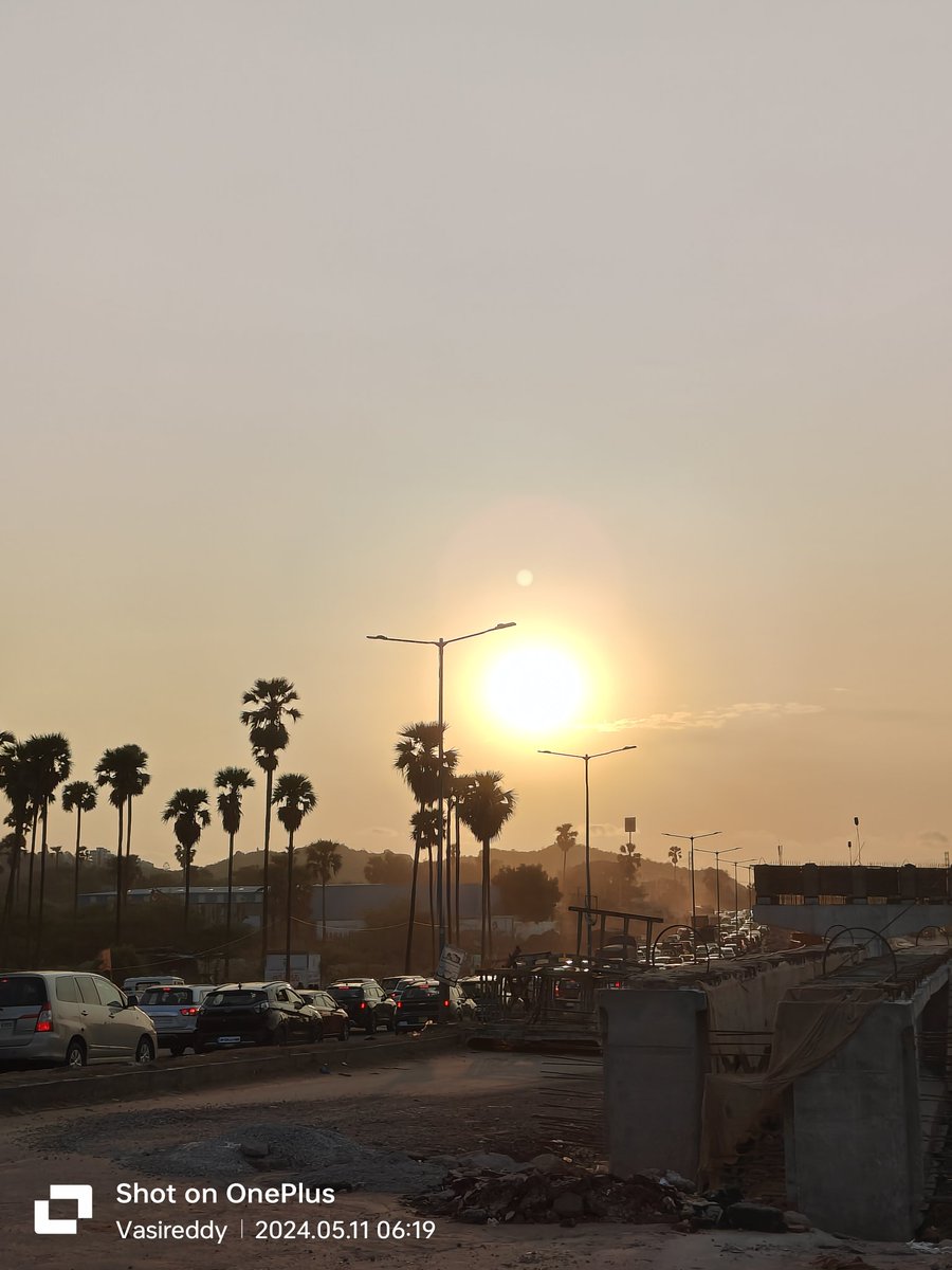 SSVasireddy's tweet photo. All Cars lead to AP
to make it as 
SunRise state Again
#SunriseStateAP
#TDPTwitter 
#LetsMakeAPGreatAgain https://t.co/LFJ9btbDqc