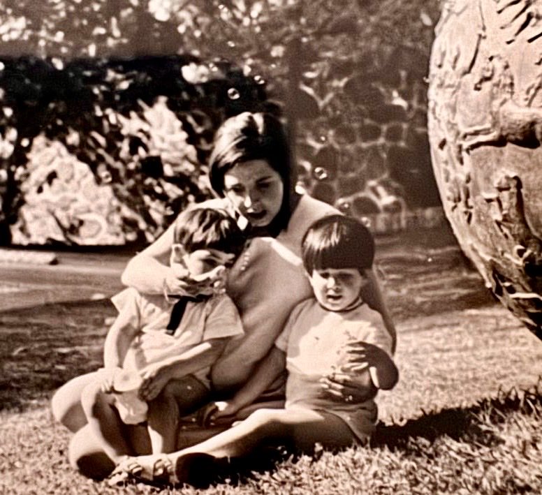 Desde entonces y para siempre, debatiéndose entre darles libertad y quererlos tener cerca, entre enseñarlos a asumir riesgos y quererlos cuidar; prepáralos para el mundo pero recordarles que lleven suéter. Así mi mamá para mi, y Juana para mis hijos.