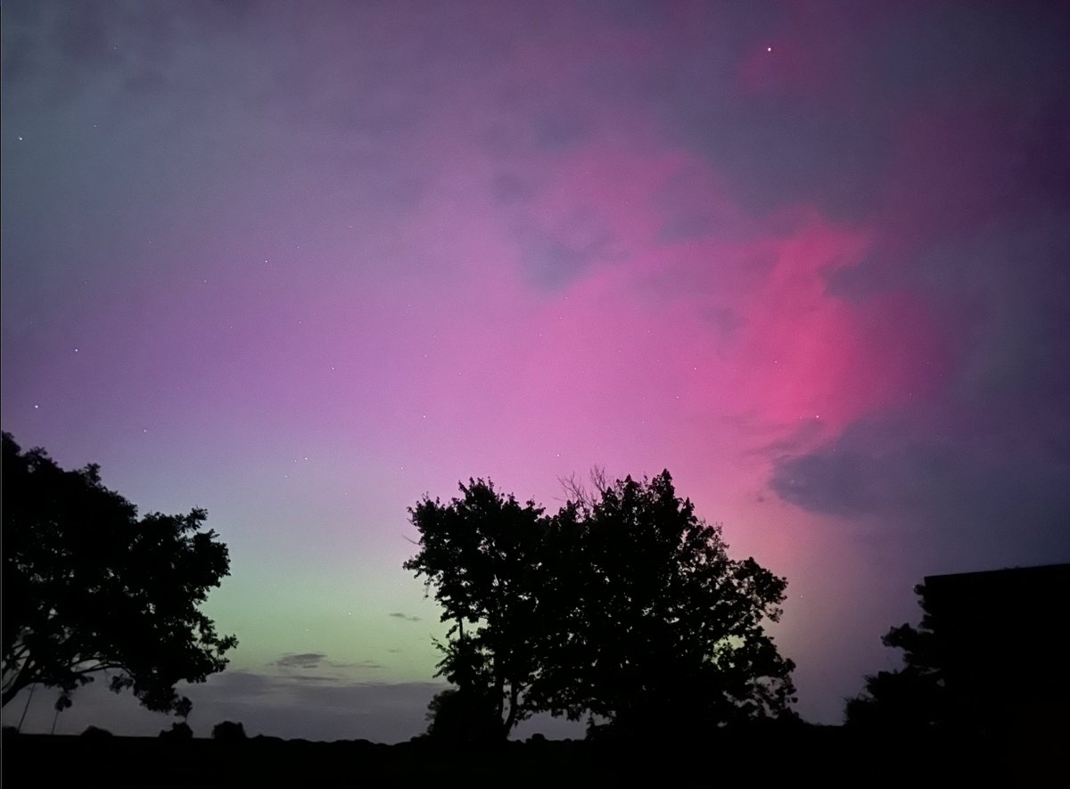 🚨#BREAKING: Look outside now! The Northern Lights are currently visible across the United States as an extreme G5 geomagnetic storm is taking place. As People in parts of Southwest Florida, Houston, Texas, and other areas in the US, including family members who took these photos…