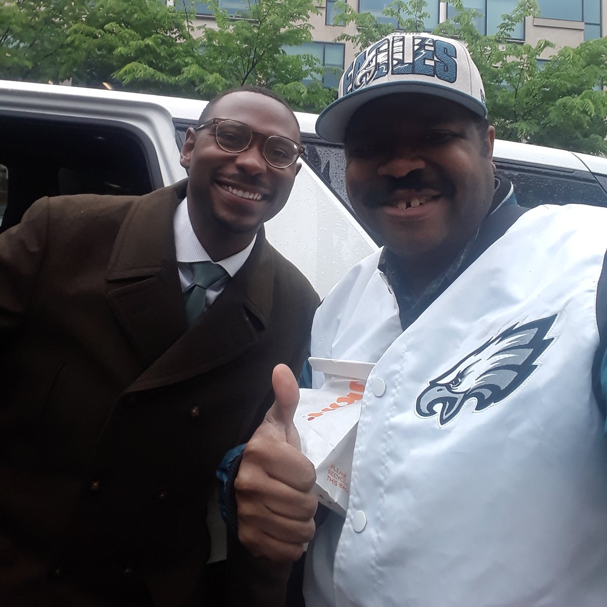 djwash5philly's tweet photo. Donning my @Eagles Green with my friend @chuckreports
on the scene! #6abcAction https://t.co/d13tpTUshi